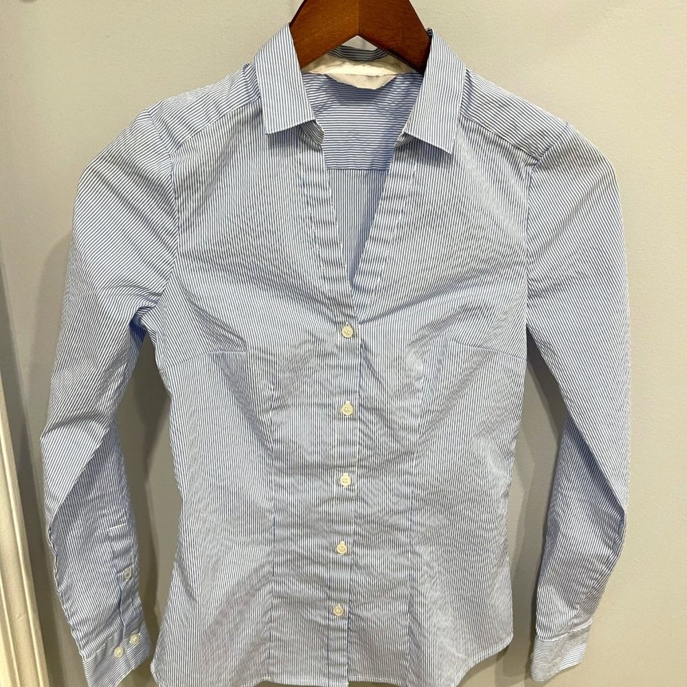 Women's H&M Fitted V-Neck Stripped Button Up Shirt (XS)